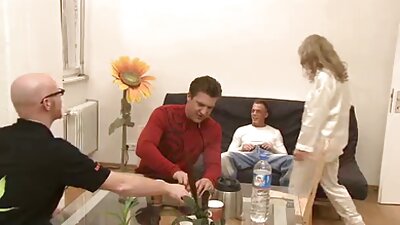 Kimainen nuori lutka saa munaa hänen isänsä hahmossa toimistossa