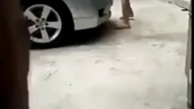 Naisella on parisuhde nuoren miehen kanssa huoneistonsa lattialla