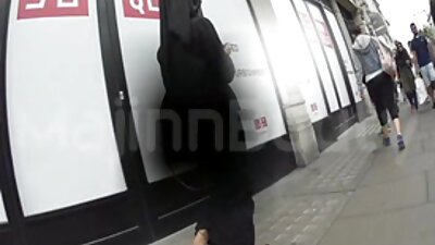 Blondi, jossa on letit, tunkeutuu makuuhuoneen sängylle