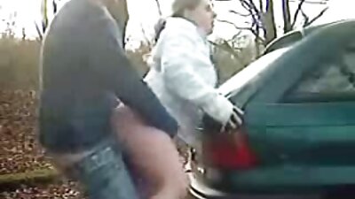 Blondi, jolla on isot tissit, tunkeutuu sängylle