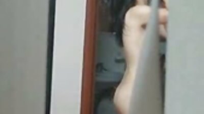 Nuori koulutyttö, joka on riisunut pikkuhousunsa, harrastaa seksiä