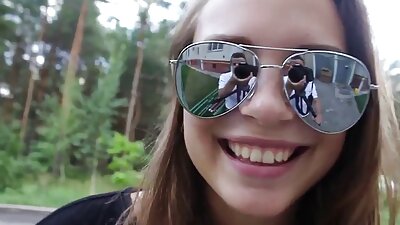 Kuuma luonnollinen vauva istuu päällä kova kova mulkku