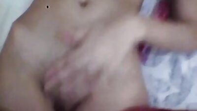 Tytöt kiinnittävät kätensä toisiinsa intohimoisessa videossa