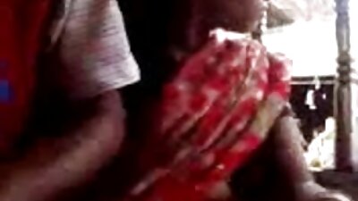 MILF kanssa vaaleat hiukset kiillottaa kukko kaveri ja nuzzle vastaan