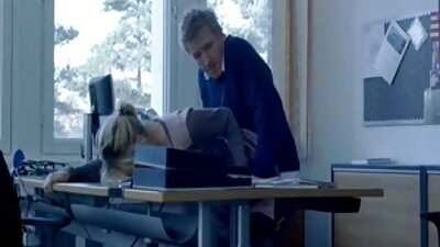Kiimainen agentti hakkaa punapääehdokasta valosohvalla