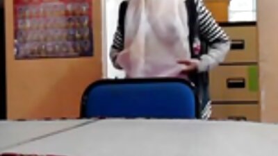 Buxom -teini haluaa jakaa seksuaalisen nautinnon mummon kanssa